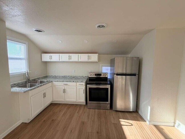 Foto del edificio - 653A W Bruce St - EKO Homes | Fully Renovated 2 bedroom Unit for Rent