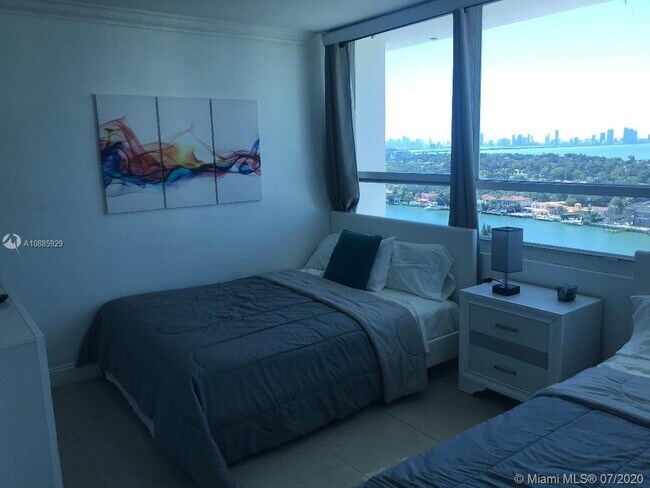 Foto del edificio - 5445 Collins Ave
