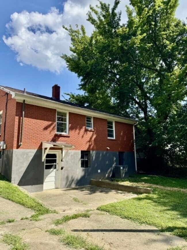 Building Photo - 604 N Mantle Ave