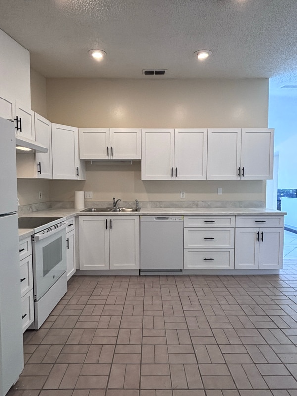 Building Photo - 3039 Queen Palm Dr