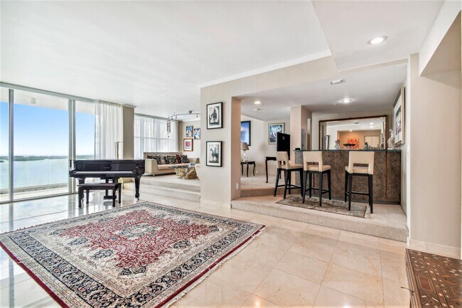 Grand Lounge - 800 Claughton Island Dr