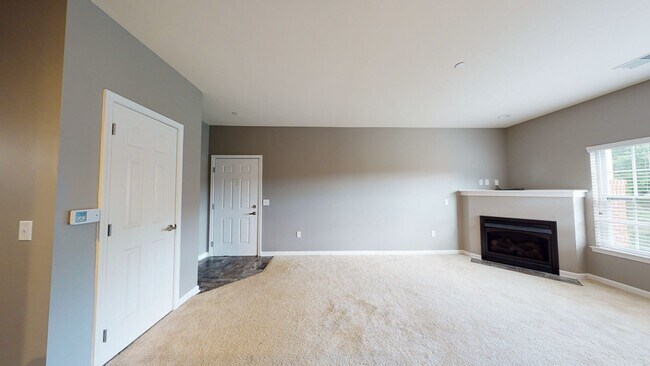 Building Photo - Second Floor Front View 2 Bedroom in a Gat...