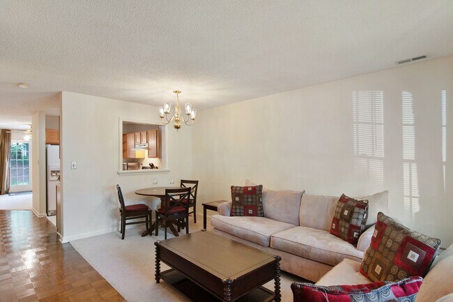 Building Photo - Beautiful Townhome 5 Mins to Duke & 10 min...