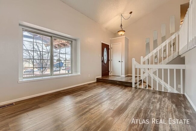 Building Photo - 8055 Pinoak Ct