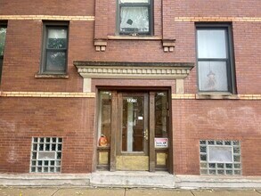 Building Photo - 3270 W Dickens Ave