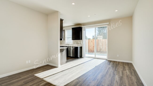 Building Photo - ~Newer Construction 3br/2.5ba Home in Sant...