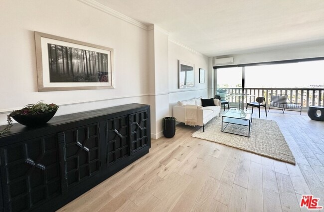 Building Photo - 999 N Doheny Dr