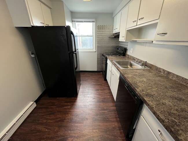 2 Bed/1 Bath Kitchen - Fountainview West