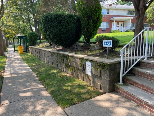 Building Photo - 1323 Anderson Ave