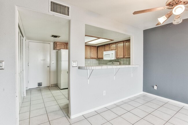 Building Photo - 259 E Upjohn Ave