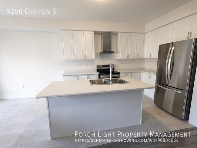 Photo du bâtiment - Amazing Chippawa Location! 3 Bedroom 3 Bathroom Basement Garage