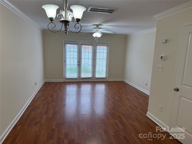 Foto del edificio - 1348 Green Oaks Ln