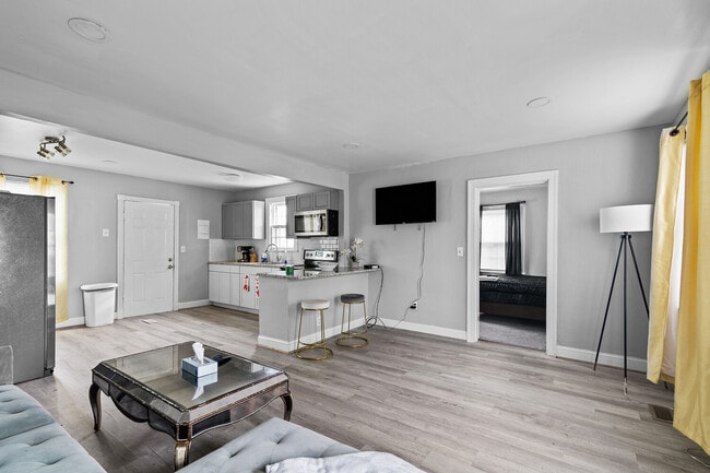 Building Photo - 402 Colonial Ave