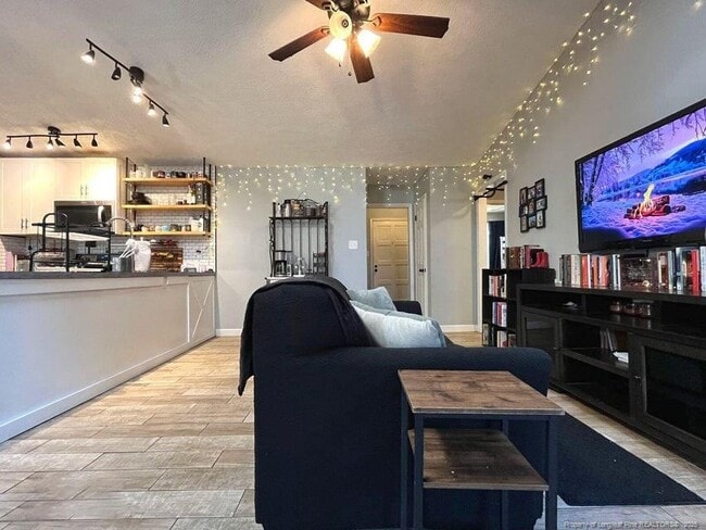 Foto del edificio - 627 Dowfield Dr