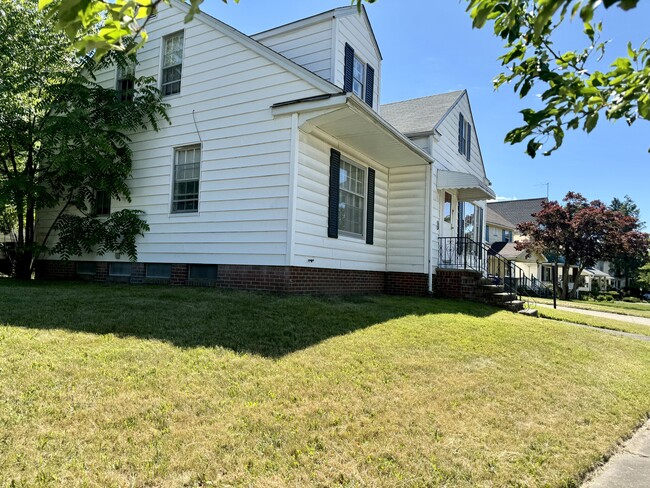 Building Photo - 3434 Silsby Rd