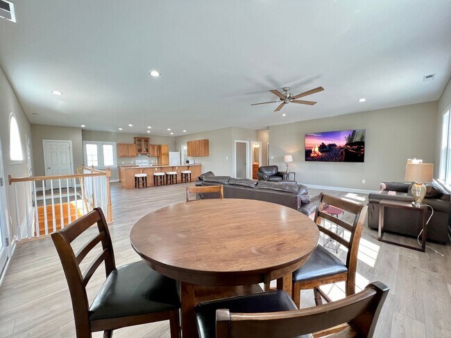 Building Photo - Adorable Waterfront/Fully Furnished/All In...