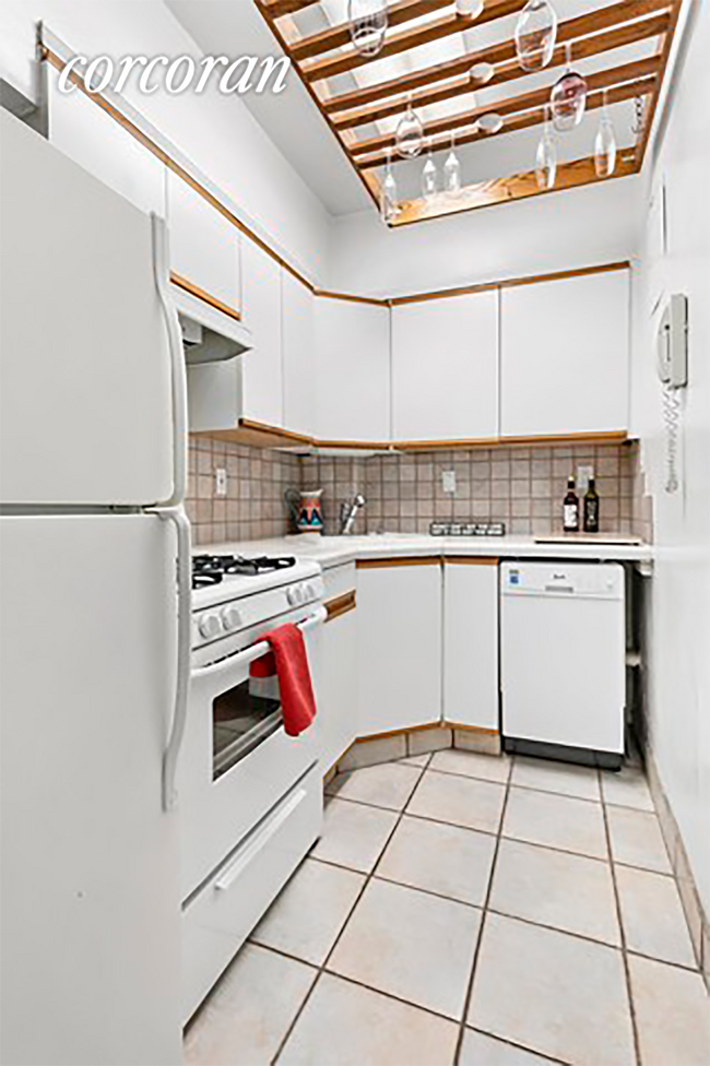 Building Photo - 240 E 46th St