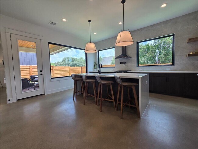 Foto del edificio - 5301 Grover Ave