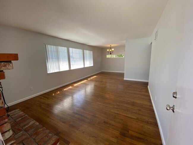 Foto del edificio - Charming 3 Bedroom Home in Quiet Tree-Line...