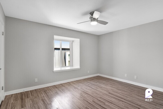 Building Photo - 5005 Manor Rd