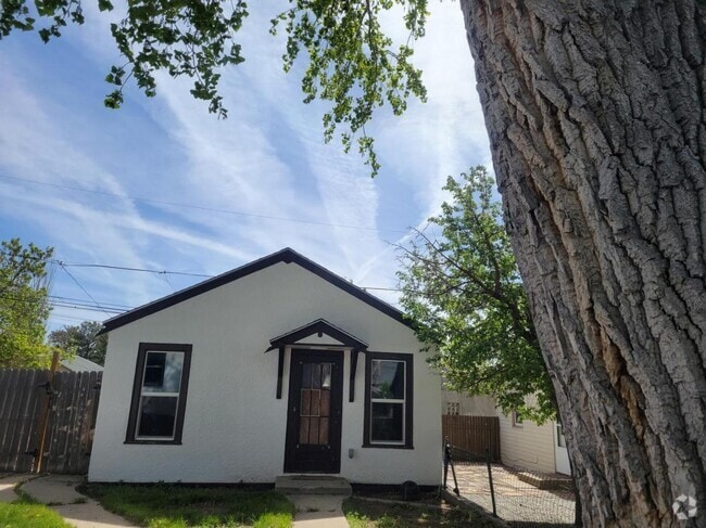 Building Photo - 909 8th St