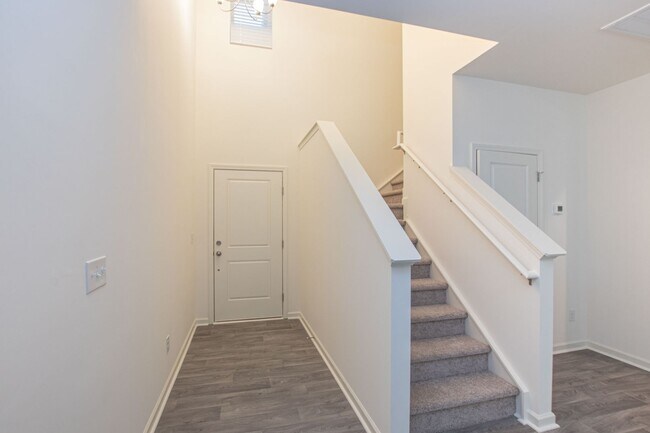 Foto del edificio - BEAUTIFUL 3 Bedroom Townhome in MIDLAND AV...