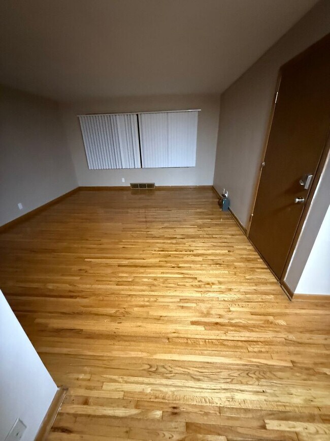 Foto del edificio - Large 2 bedroom with garage