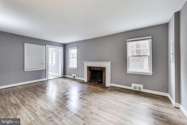 Building Photo - 1316 Van Buren St NW