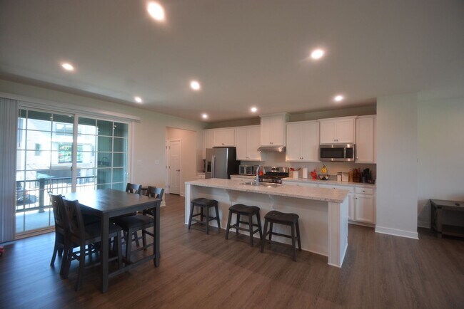 Building Photo - Beautiful and New this 4 Bedroom Townhouse