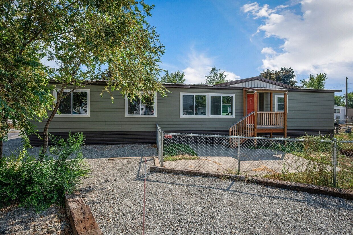 Primary Photo - 3 bed 2 bath double wide manufactured home