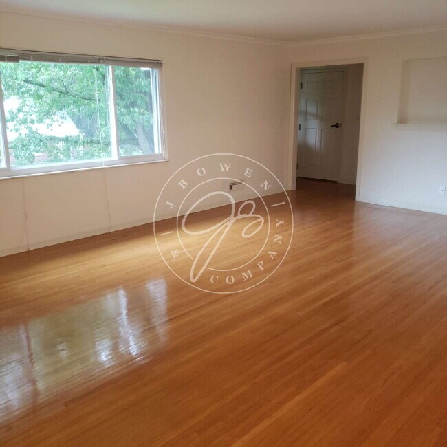 Building Photo - "Spacious 2-Bed, 2-Bath Gem in Ottawa Hills - 1600 Sq. Ft. Retreat on Evergreen Road!"