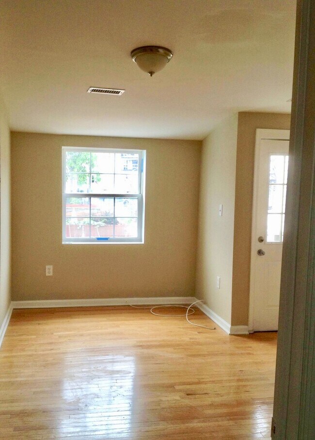 Building Photo - Updated 3 Bedroom Townhome ~ Patterson Place!