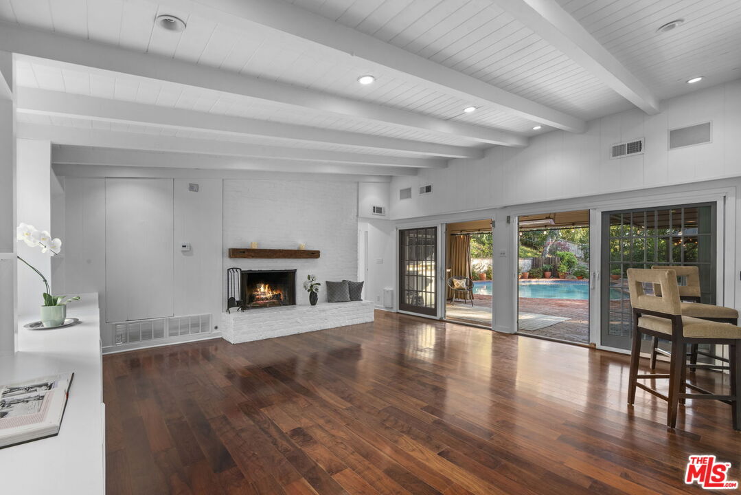 Primary Photo - 360 N Kenter Ave