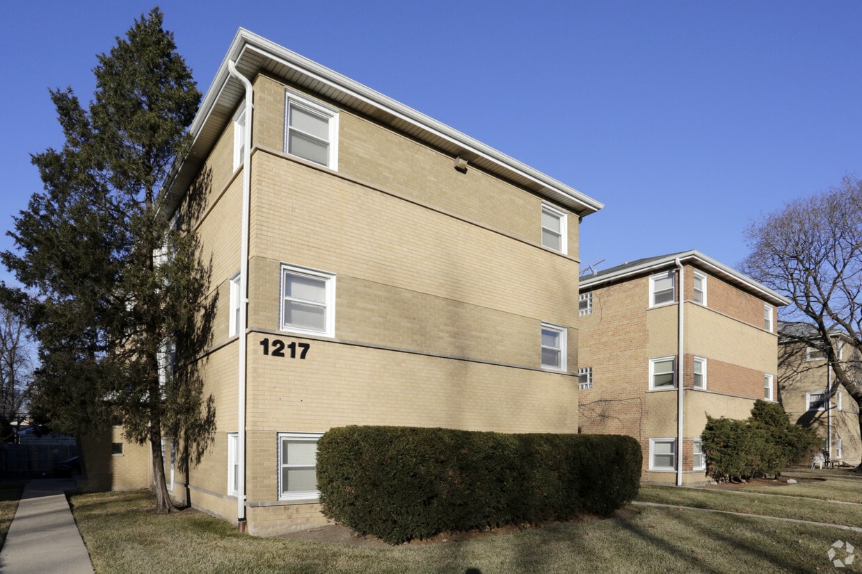 12171301 E Roosevelt Rd, Wheaton, IL 60187 Apartments in Wheaton, IL