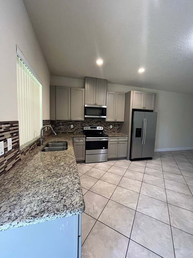 Building Photo - Charming 3 bedroom, 2 bathroom dulplex loc...