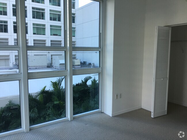 Building Photo - 950 Brickell Bay Dr