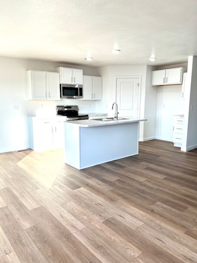 Foto del edificio - 478 Lennox; Willard - NEW Home - HOA - Community Pool - 4Bed 2Bath 3Car Garage