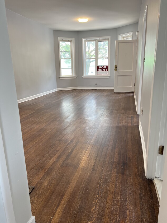 Living room - 1417 W Sunnyside Ave