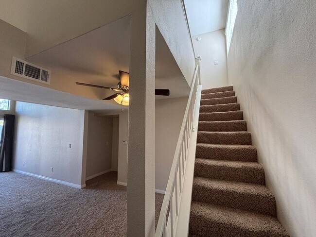 Foto del edificio - Beautiful 2 Bedroom 2 Bathroom Home in Woodland Hills