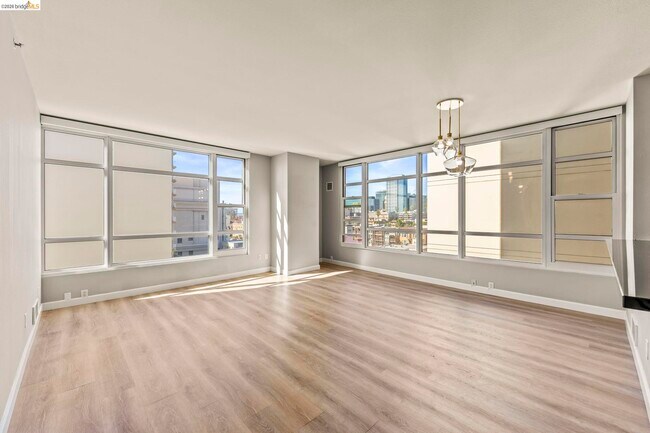 Foto del edificio - 1 Lakeside Dr