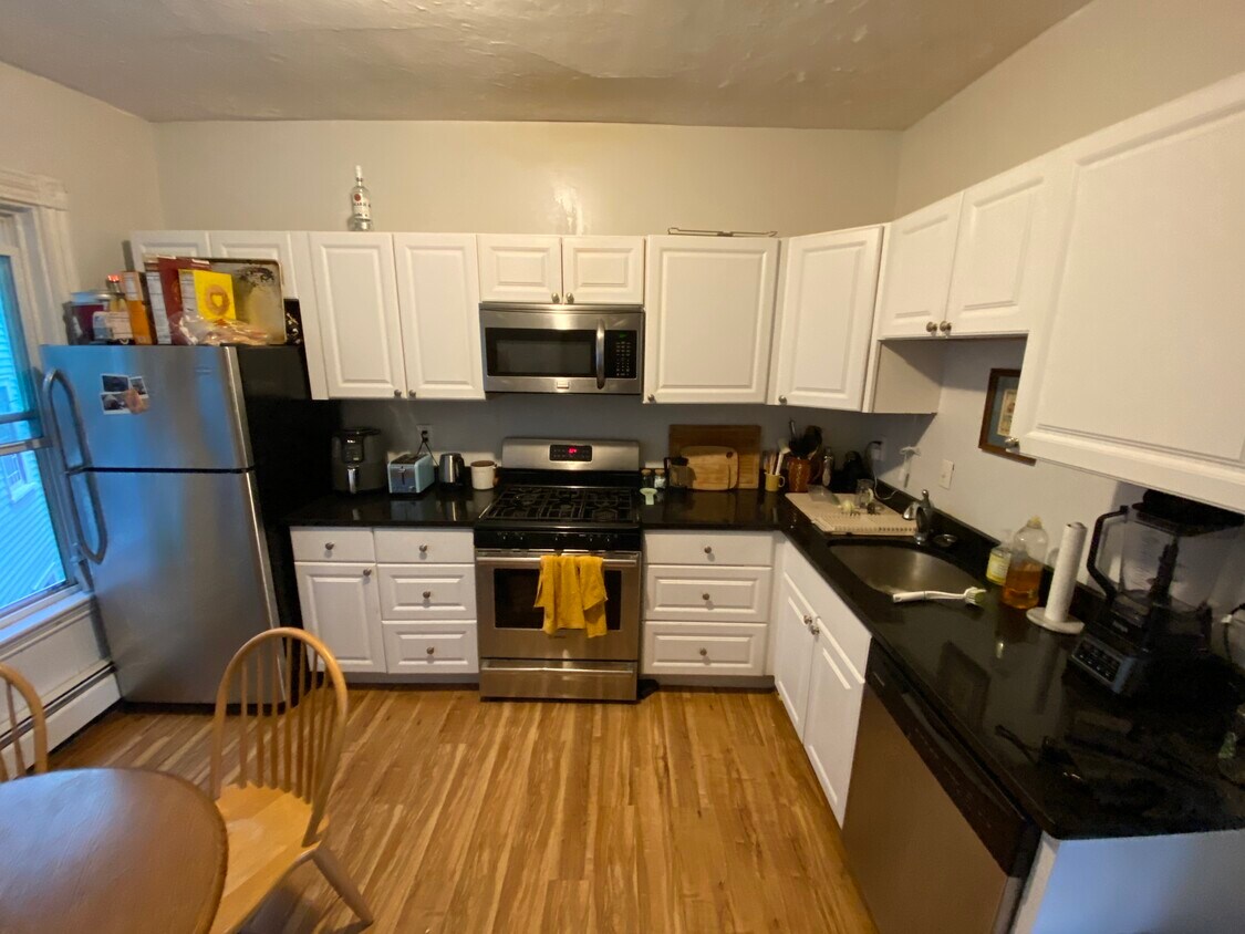 Primary Photo - 82 Hillside St