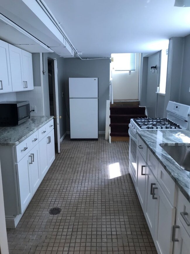 Building Photo - 7 Bedroom 3 Bathroom Unit with Updates! Available May 16th 2026