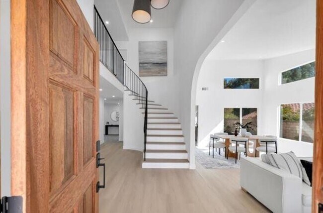 Building Photo - MOVE-IN READY 4+3 w/upgrades, great floorp...