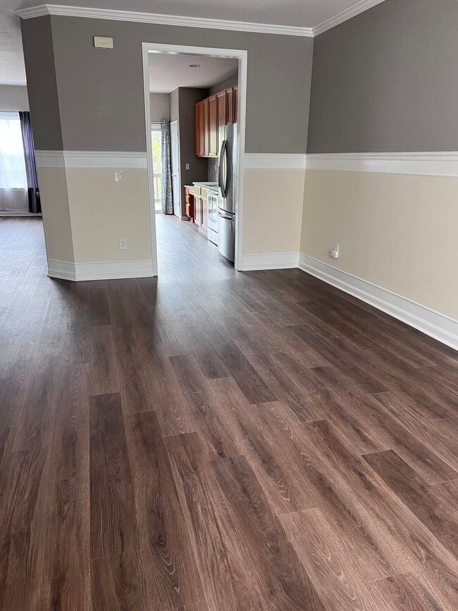 Building Photo - 3BD/2.5BA Townhome Within Walking Distance...