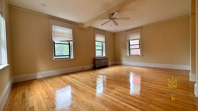 Building Photo - 1064 Beacon St