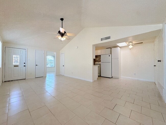 Foto del edificio - Refrig A/C 2bed/2bath Duplex with Bonus Room!