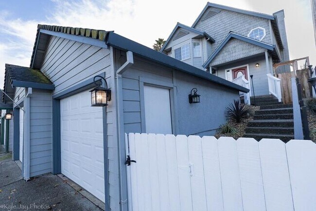 Building Photo - North Stockton 3 Bedroom 3 Bath Home