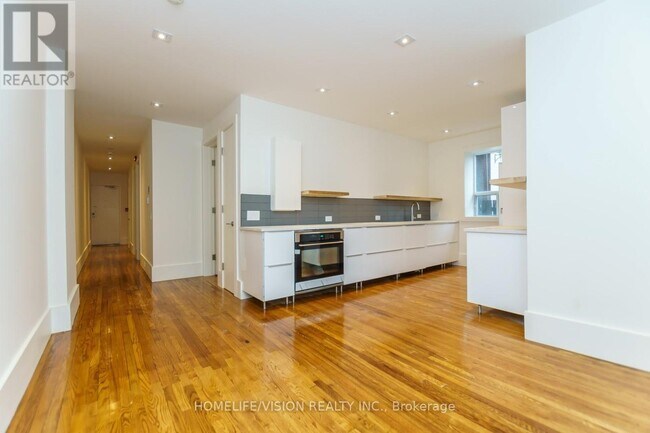 Building Photo - 302 Sumach St