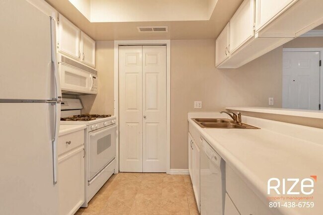 Building Photo - 875 E Arrowhead Ln