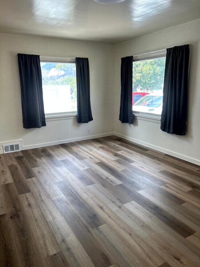 Sala de estar delantera - 3855 Nordin Ave